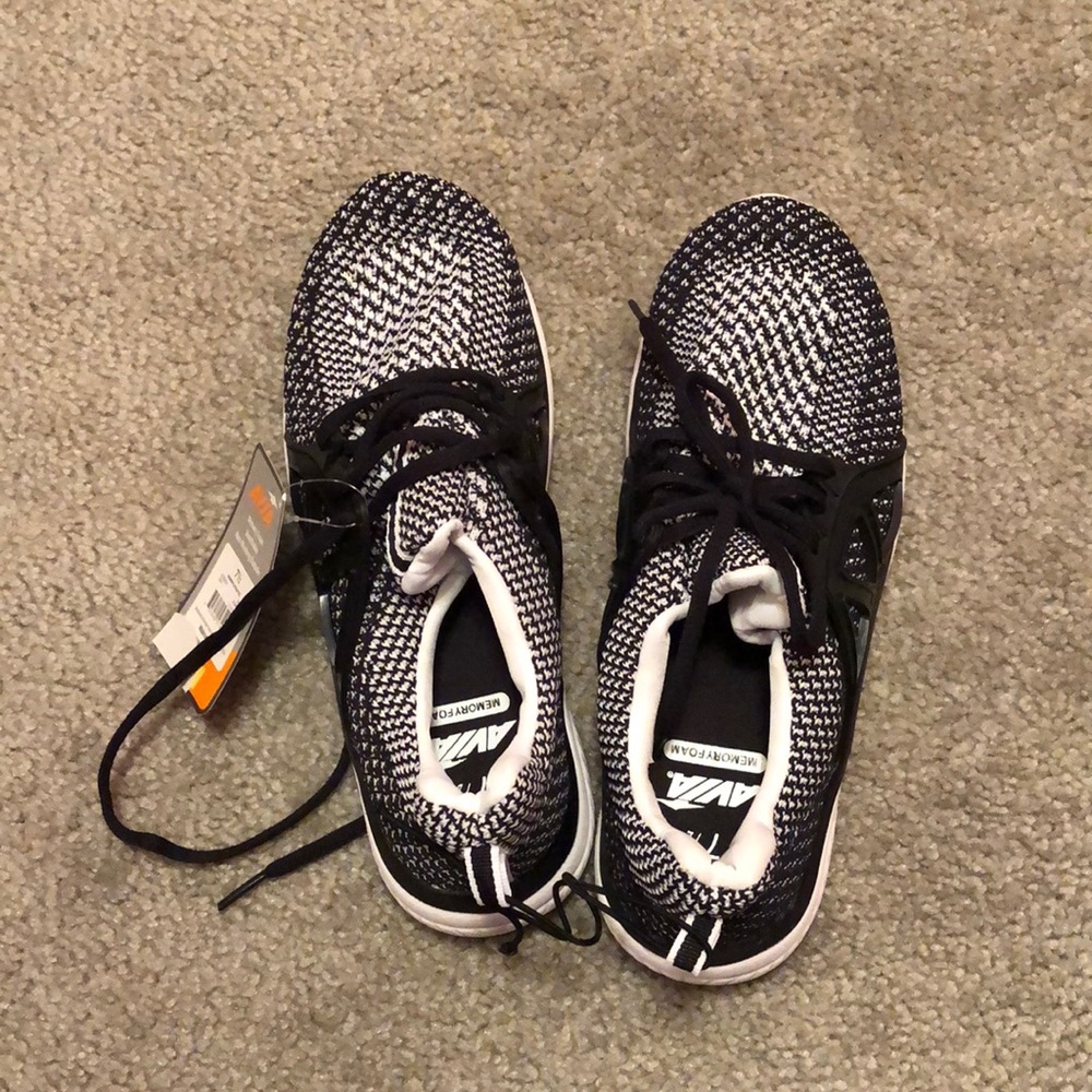Black/white Avia tennis shoes